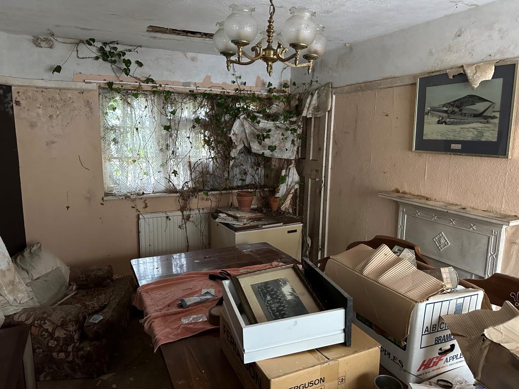 Lot: 57 - TWO-BEDROOM COTTAGE WITH ADJOINING CLOCK TOWER FOR REFURBISHMENT - Dining Room